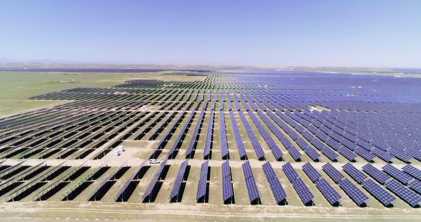 中国西北戈壁滩太阳能发电站视频素材