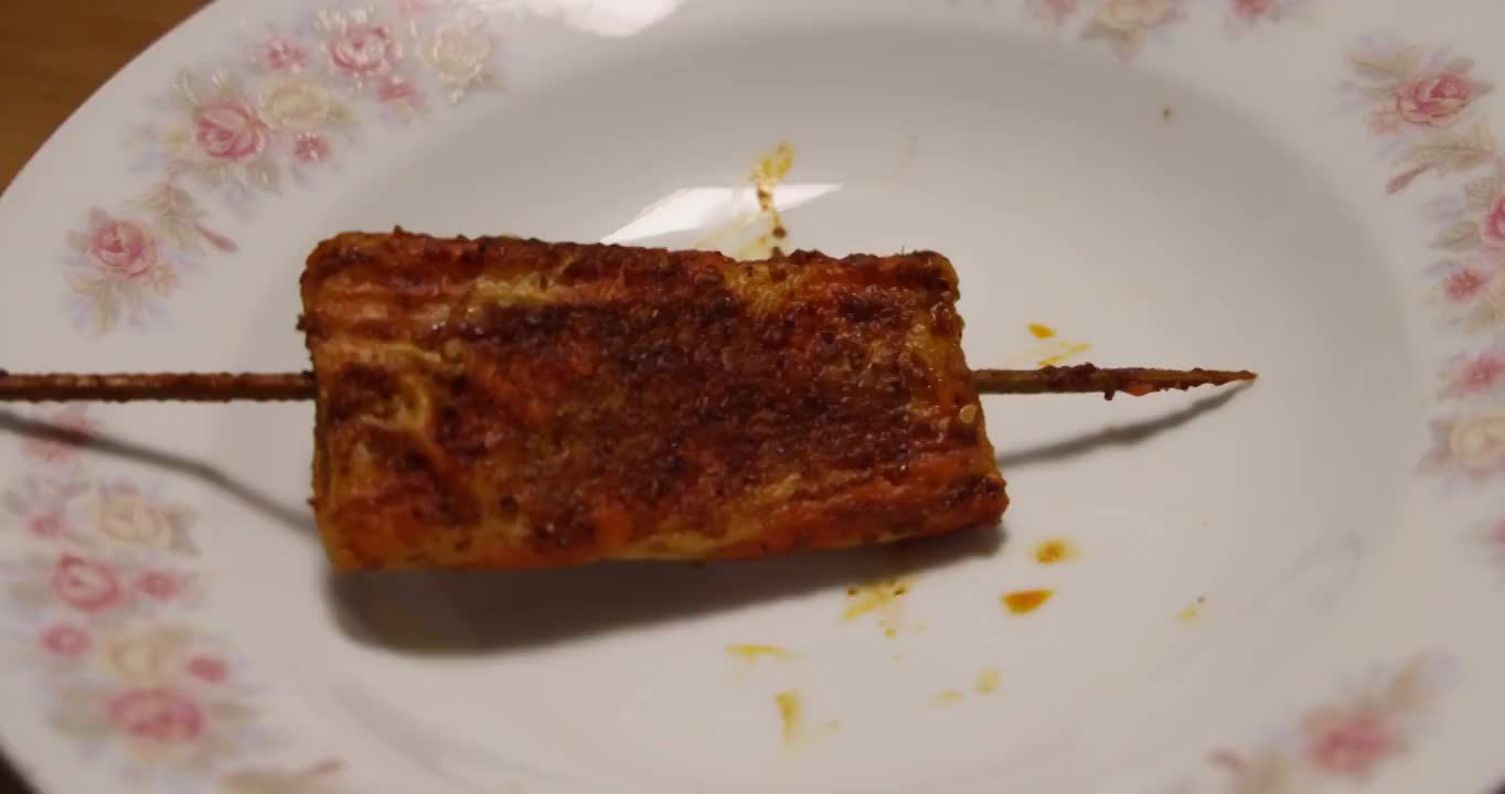 美食烧烤：一串麻辣味的蟹柳烤串视频素材