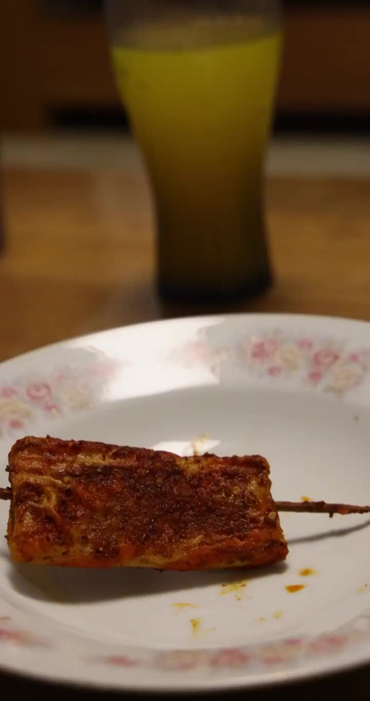 美食烧烤：一串麻辣味的蟹柳烤串视频素材