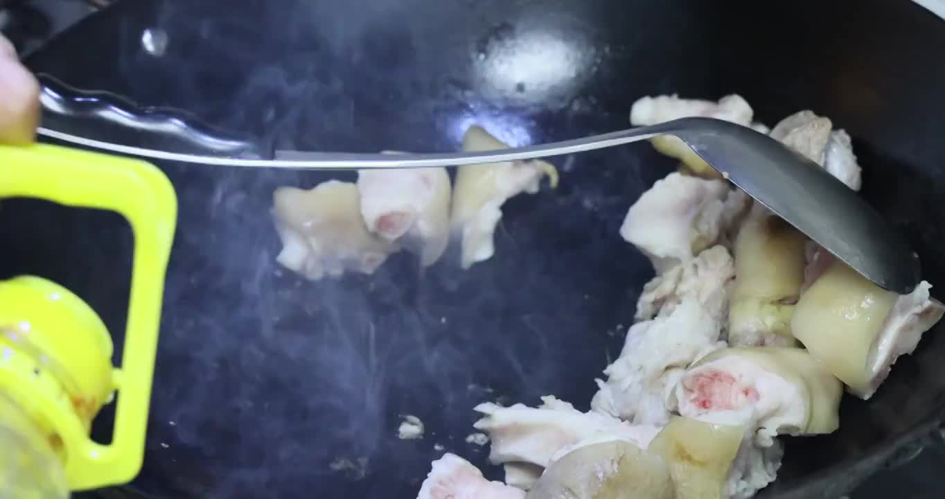 美食烹饪：黄豆烧猪蹄，爆香猪蹄视频素材