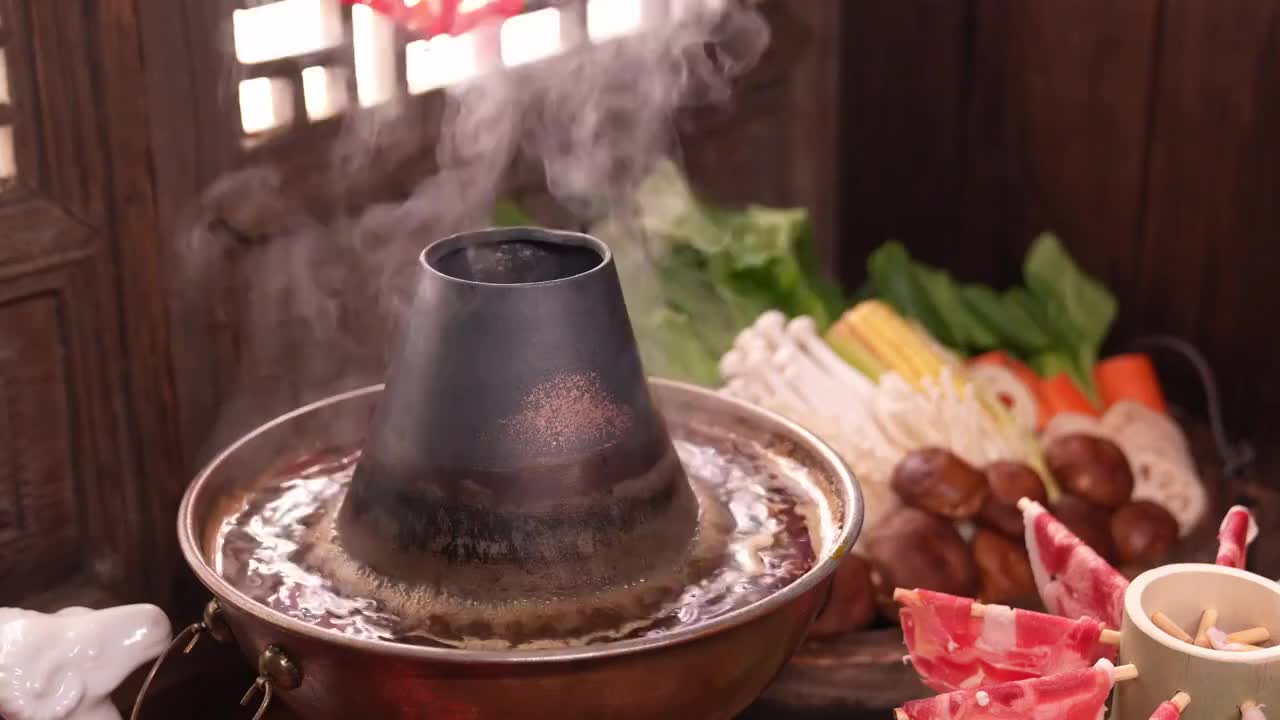 往沸腾的涮肉火锅里夹肉视频素材