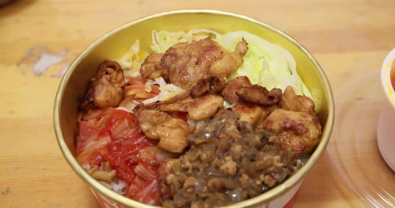 外卖美食：秘制鸡排拌饭视频素材