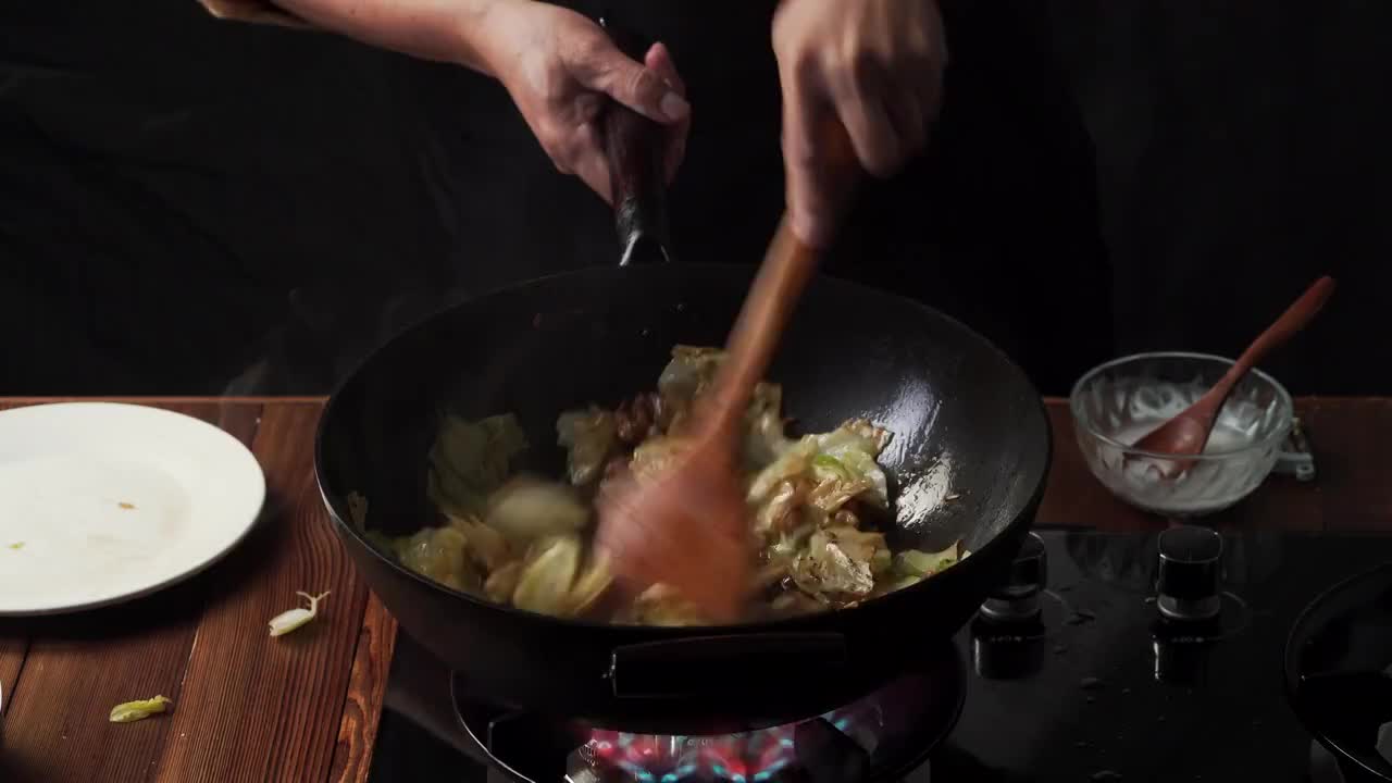 中式家常菜焦香卷心菜及烹饪过程视频素材