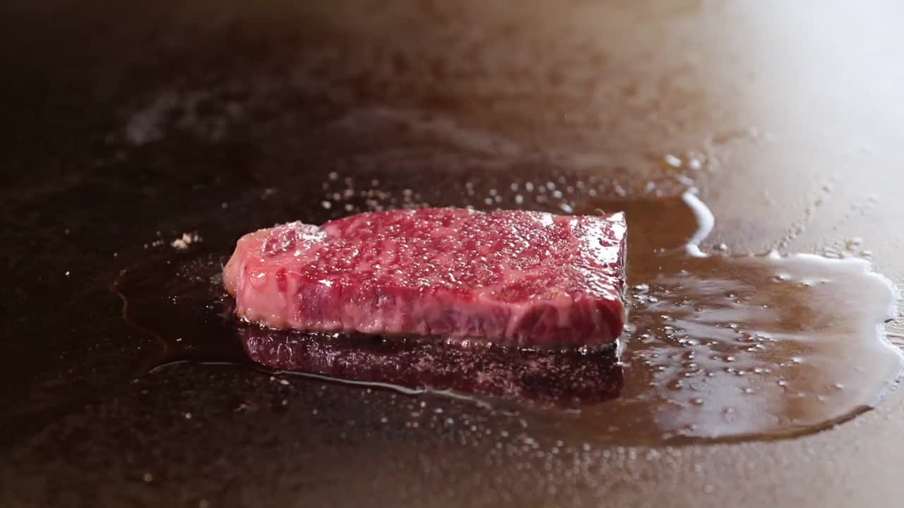 铁板牛肉高档日本雪花牛肉烟火火焰视频素材