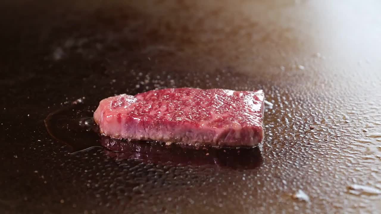 铁板烧烤牛肉高档日本雪花牛肉烟火火焰刀叉操作视频素材