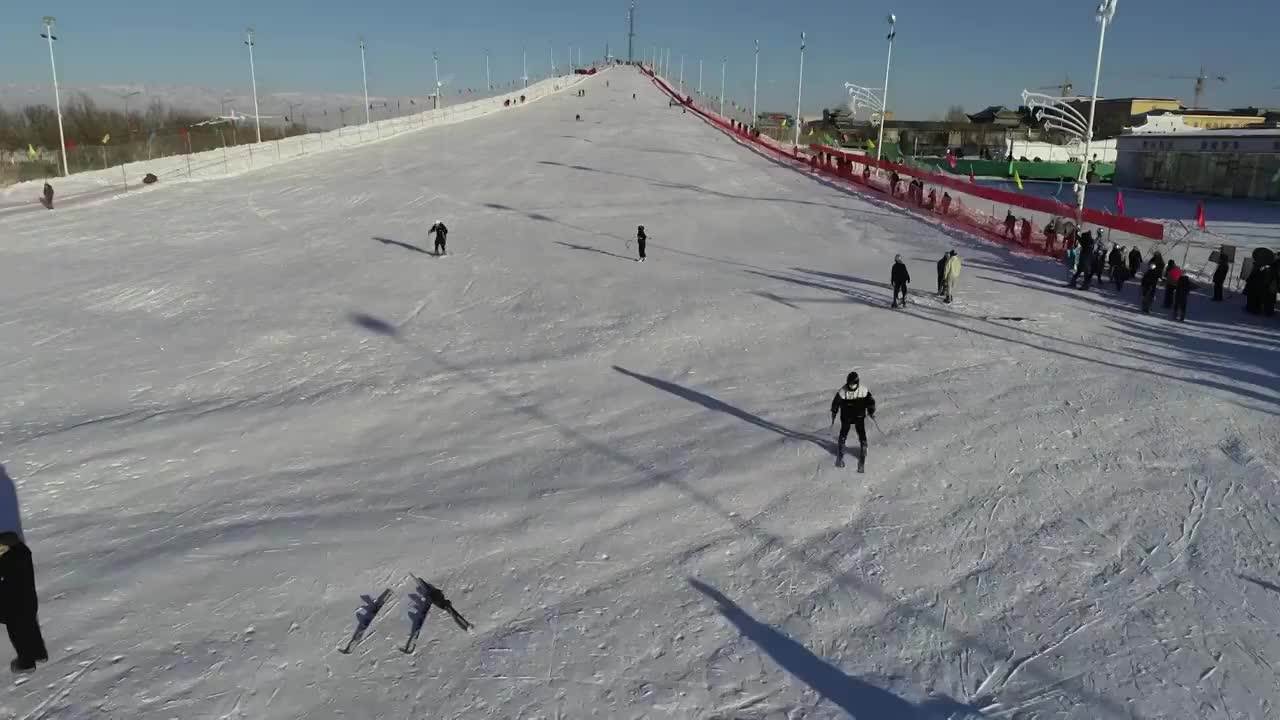 尽享冰雪魅力：航拍巴里坤滑雪场上的速度与激情视频下载