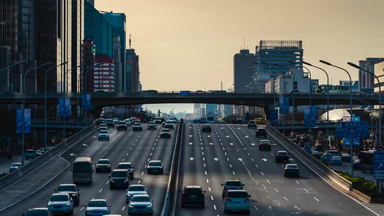 夕阳下北京国贸桥车流视频素材