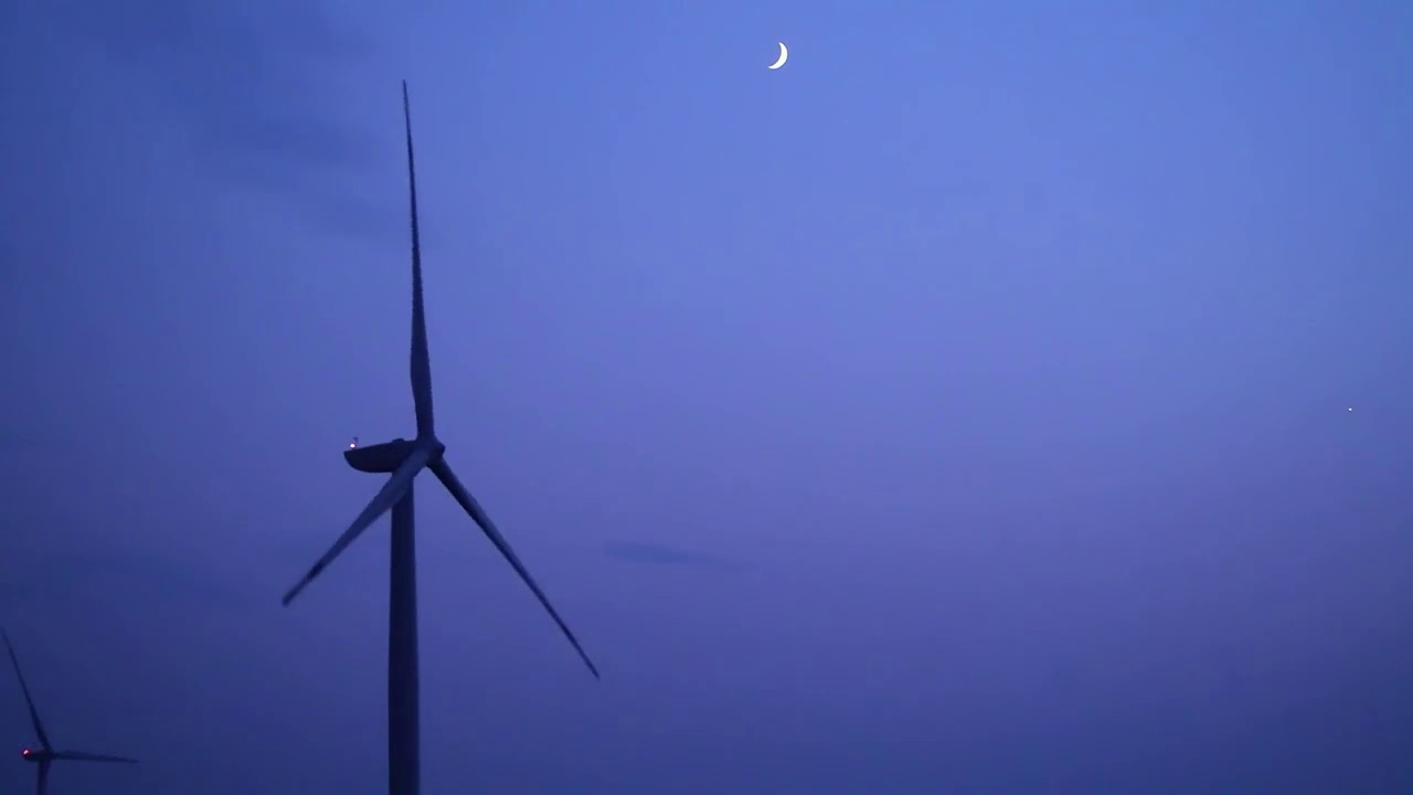 风车转动与天空月落视频素材