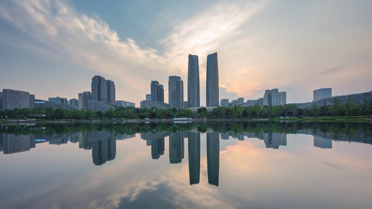 成都市高新区金融城（金融双塔）城市天际线4K分辨率日落时分延时摄影视频素材