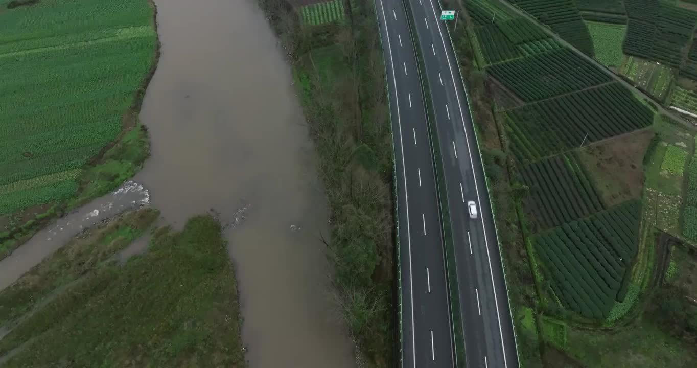 四川乡村航拍高速公路在田野视频素材