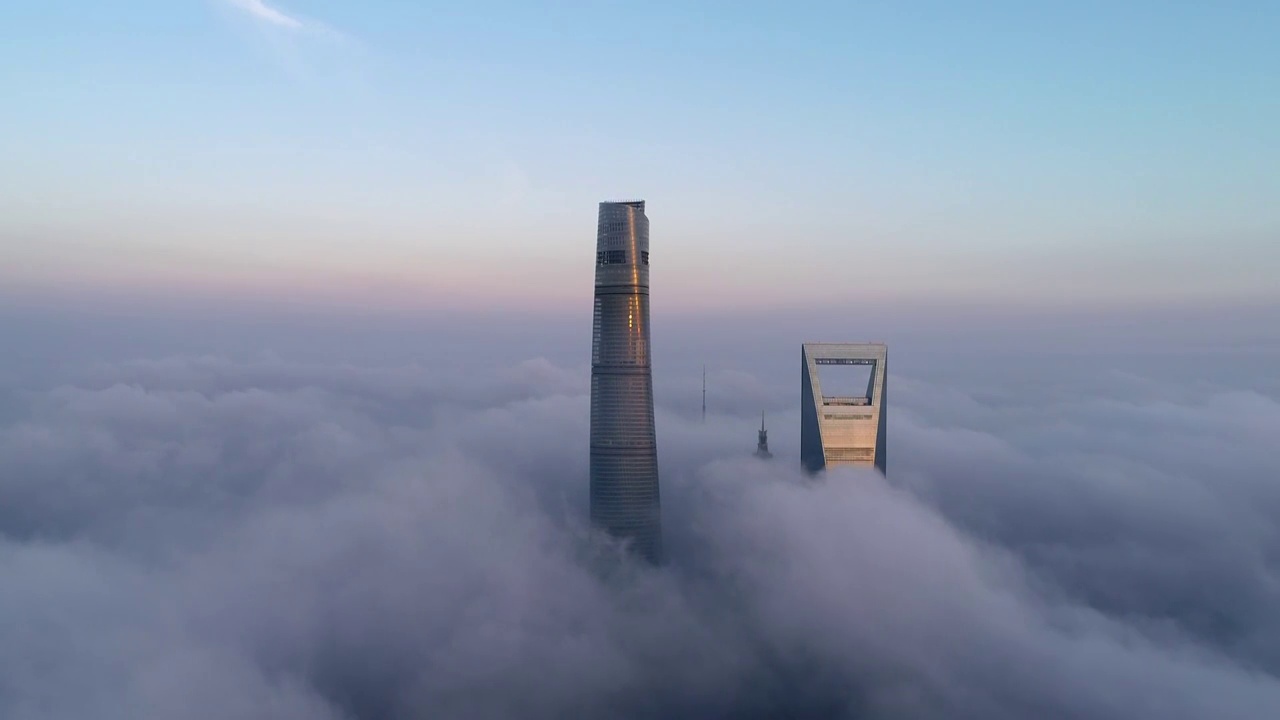 上海浦东陆家嘴摩天大楼城市建筑平流雾高空云层全景日出4K航拍视频下载