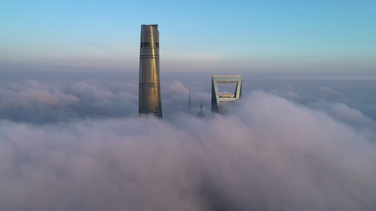 上海浦东陆家嘴摩天大楼城市建筑平流雾高空云层全景日出4K航拍视频素材