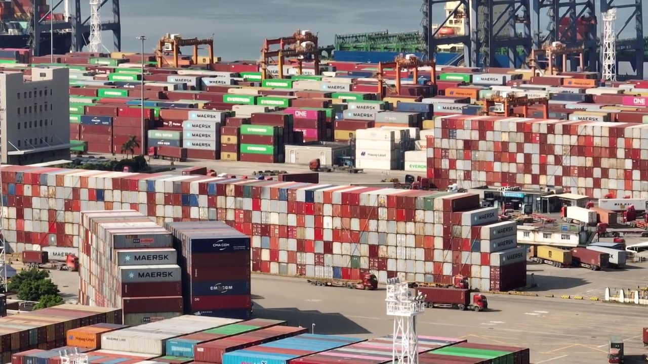 长焦视角下深圳盐田港码头集装箱与卡车运输视频素材