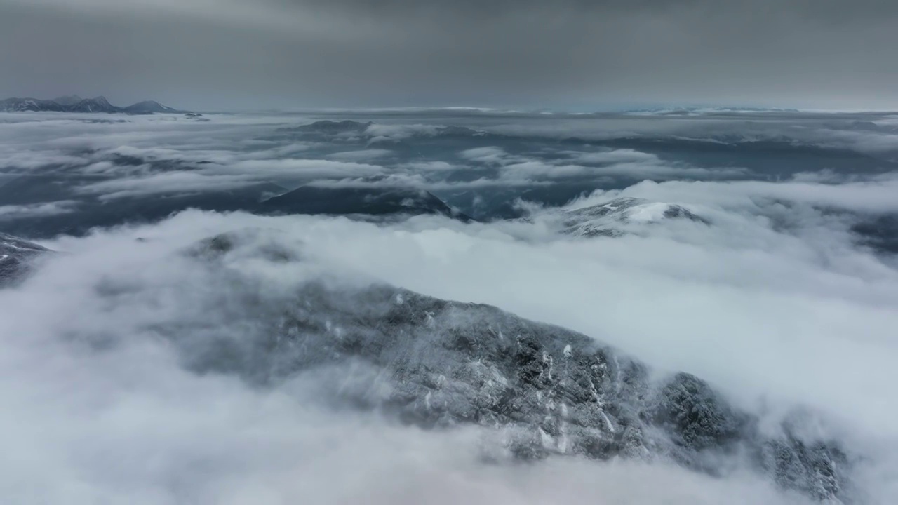 轿顶山上的一场春雪视频素材