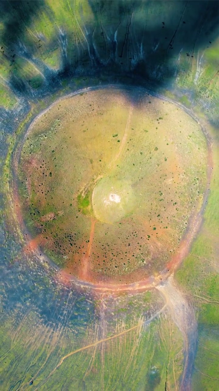 中国内蒙古乌兰察布乌兰哈达火山五号火山火山口俯拍航拍视频下载
