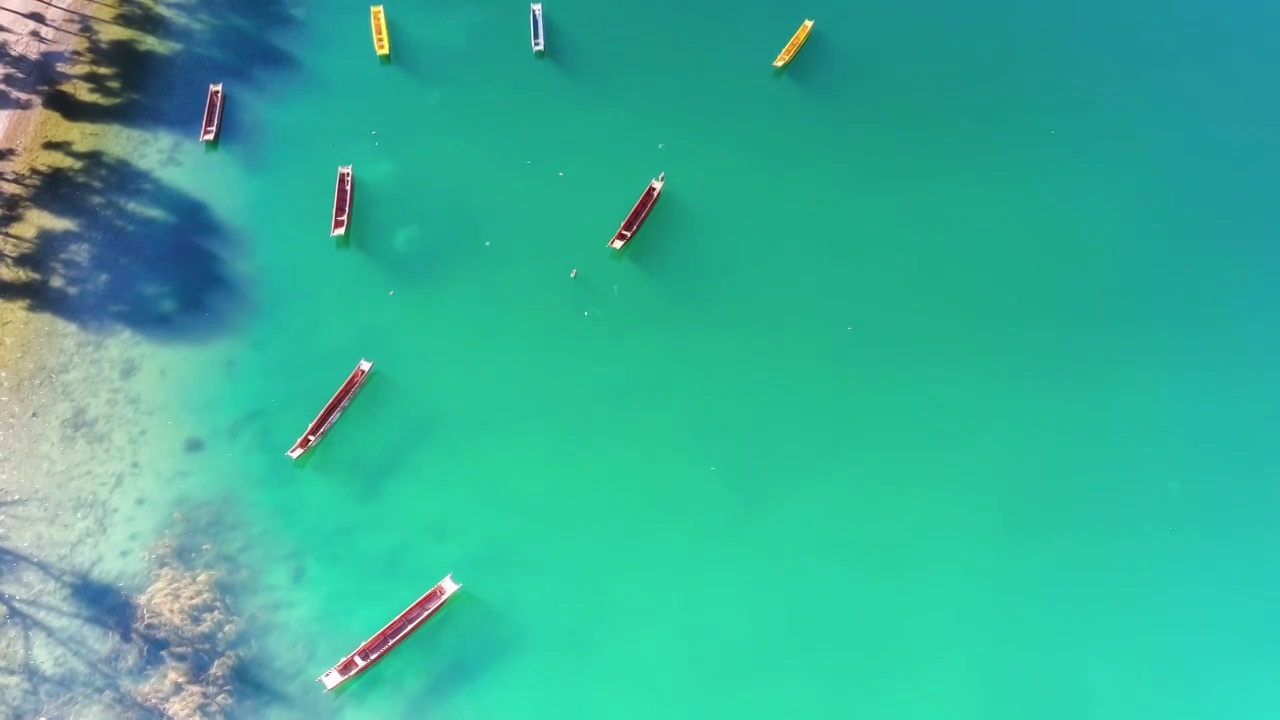 停泊在泸沽湖上的猪槽船视频下载