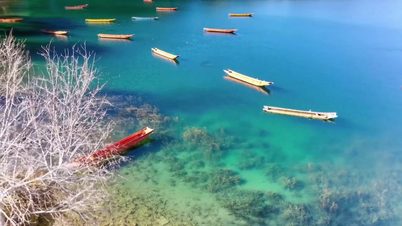 停泊在泸沽湖上的猪槽船视频素材