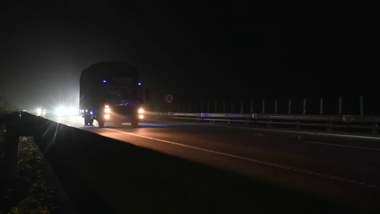 夜色中桂林高速公路上行驶的汽车视频下载