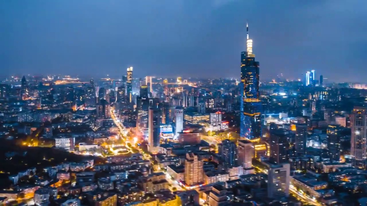 中国江苏南京紫峰大厦和城市天际线环绕延时摄影航拍夜景视频素材