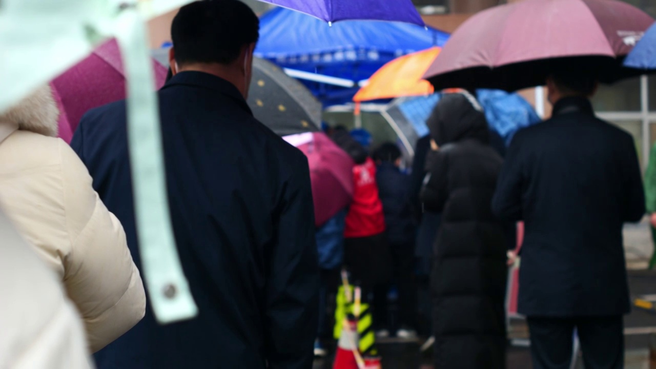 下雨天亚洲中国人城市居民排队做核酸做检查视频素材
