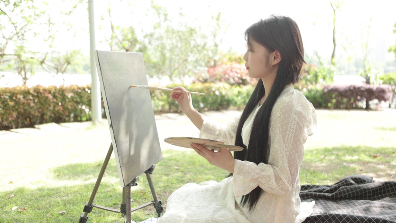 中国美女在户外写生画画视频素材