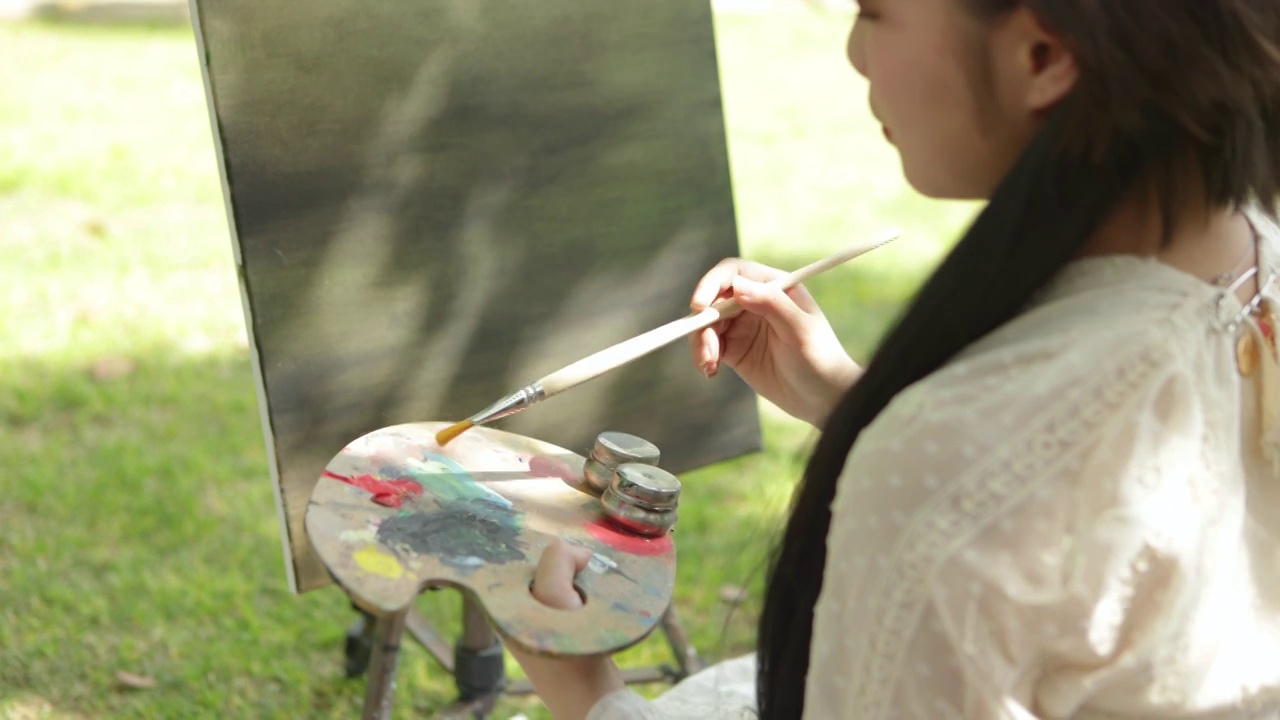 中国美女在户外写生画画视频素材