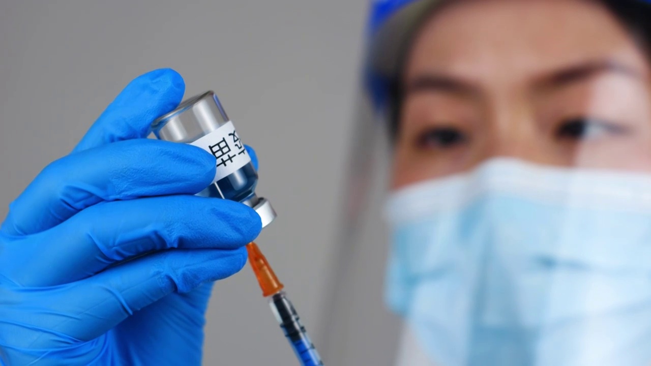 亚洲中国人女性女医生打疫苗打针预防疾病视频素材