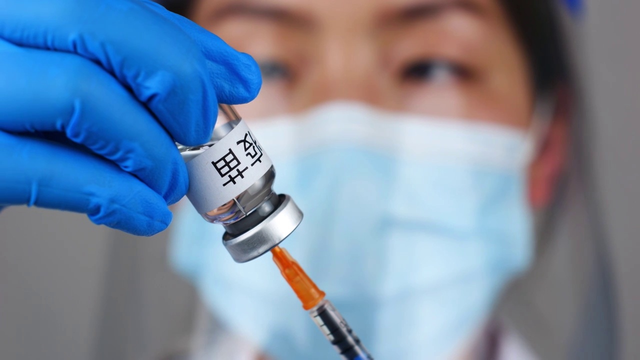 亚洲中国人女性女医生打疫苗打针预防疾病视频素材