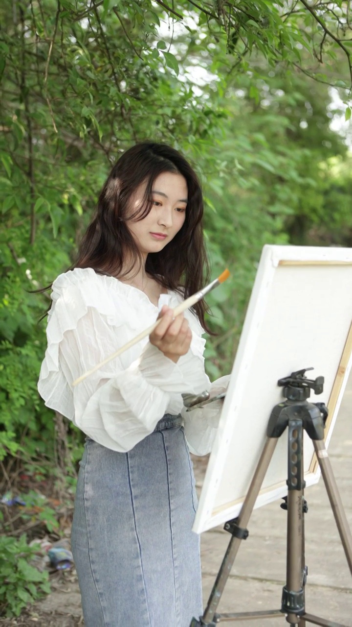 一个中国美女在户外森林进行写生画画视频下载