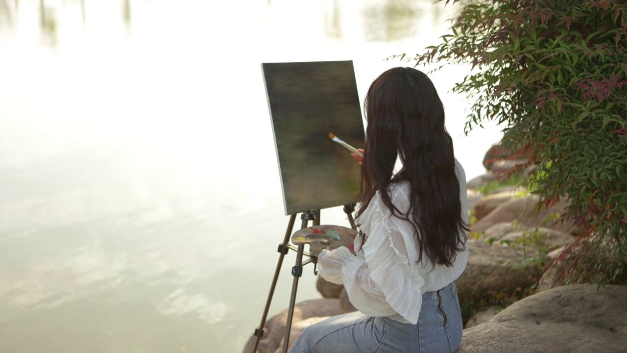 一个中国美女在户外森林进行写生画画视频下载