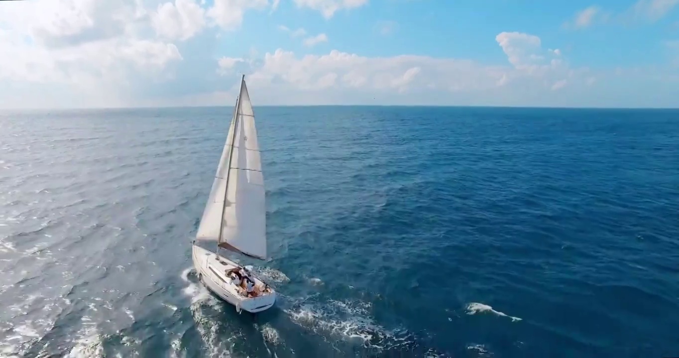 海上的白色游艇帆船视频素材