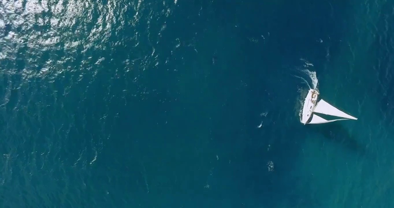 海面上的白色帆船视频素材