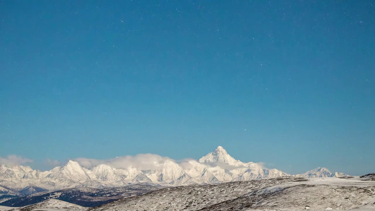 川西雪山的星空8K延时视频素材