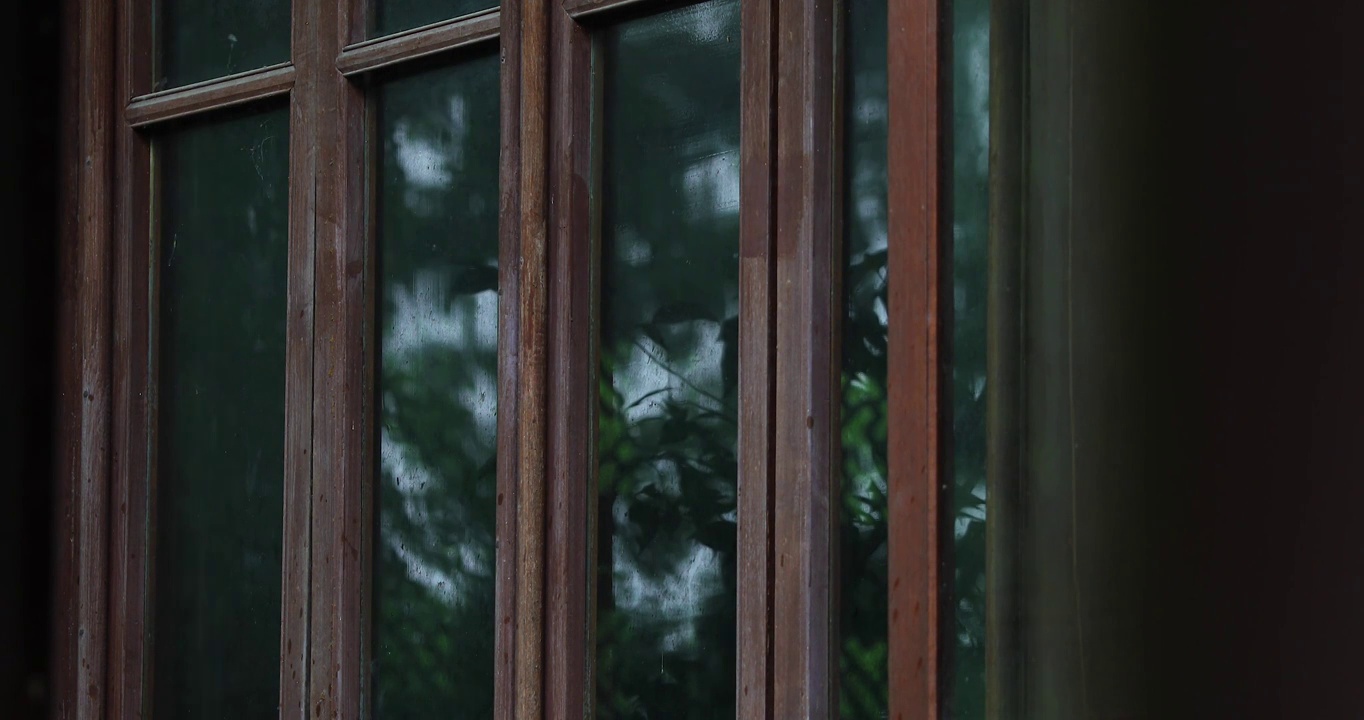 江南春天下雨园林漏窗空镜视频素材