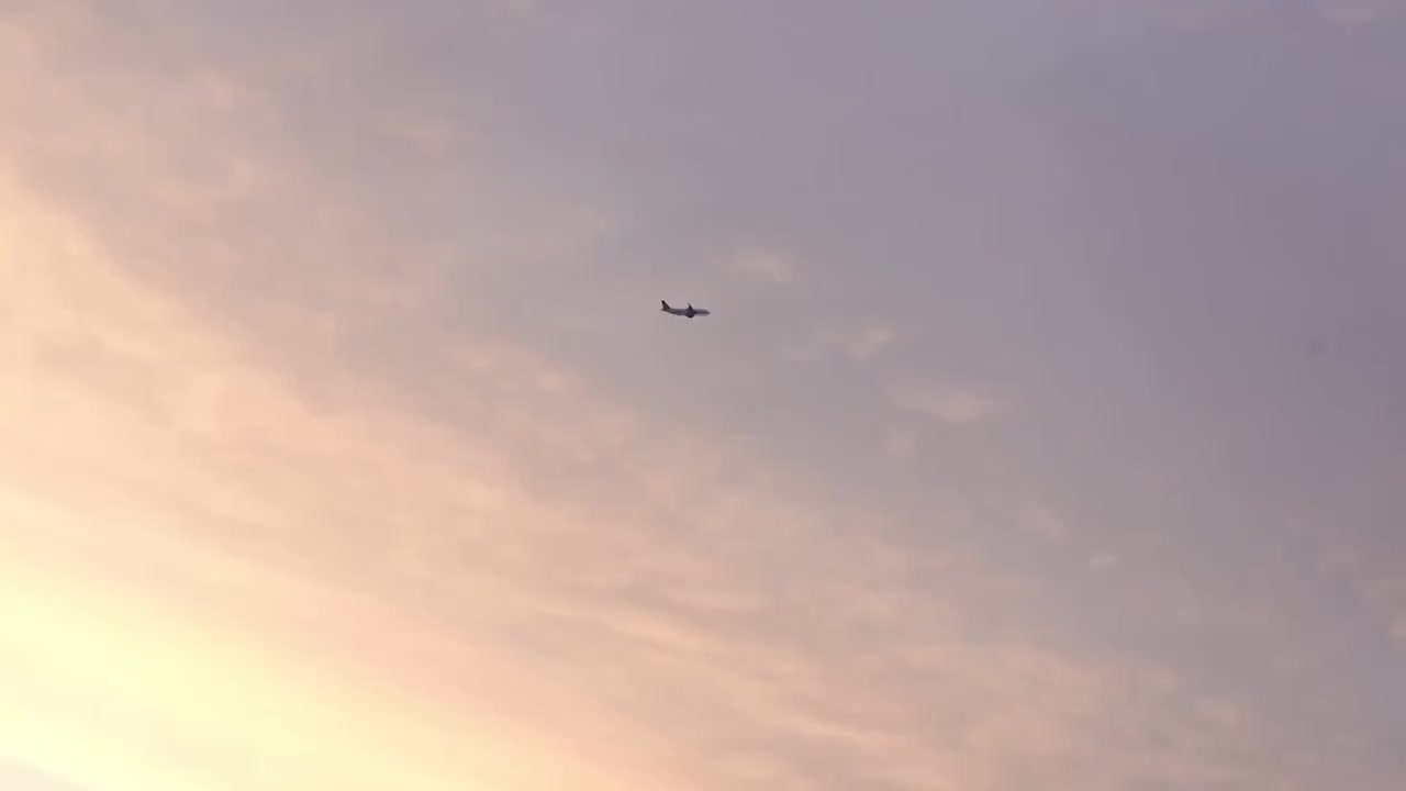 正在降落的民航客机4k升格视频视频素材