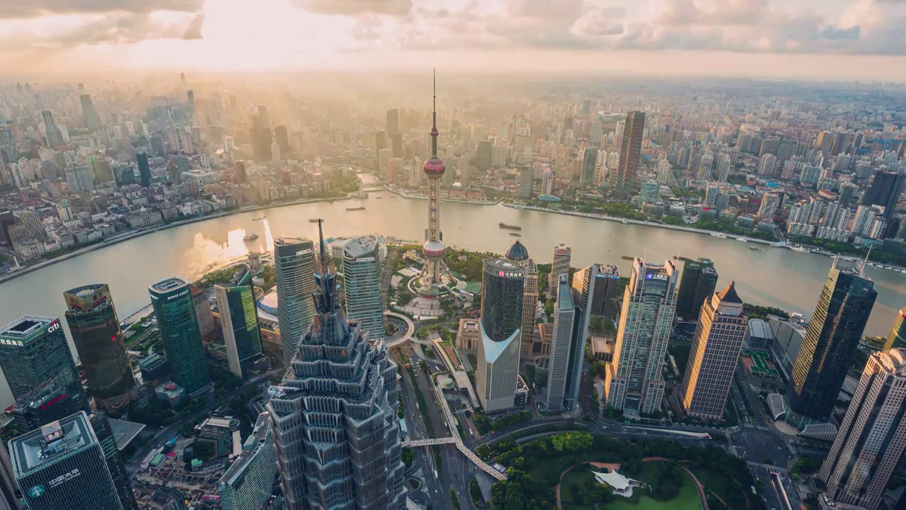 站在上海环球金融中心观光厅拍摄城市日落8K延时视频视频素材