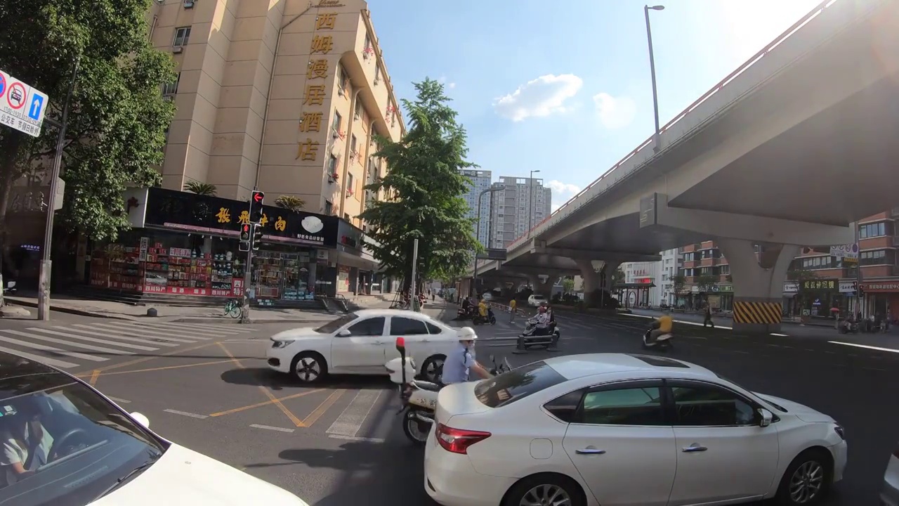 延时城市景观：公交车从成都二环高架下穿过视频素材