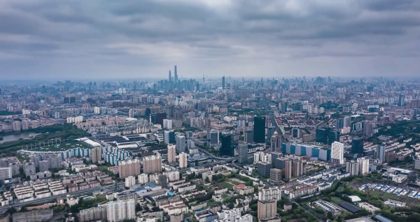 延时航拍，静态管理中的中国上海杨浦区城市天际线，远眺陆家嘴金融区视频下载