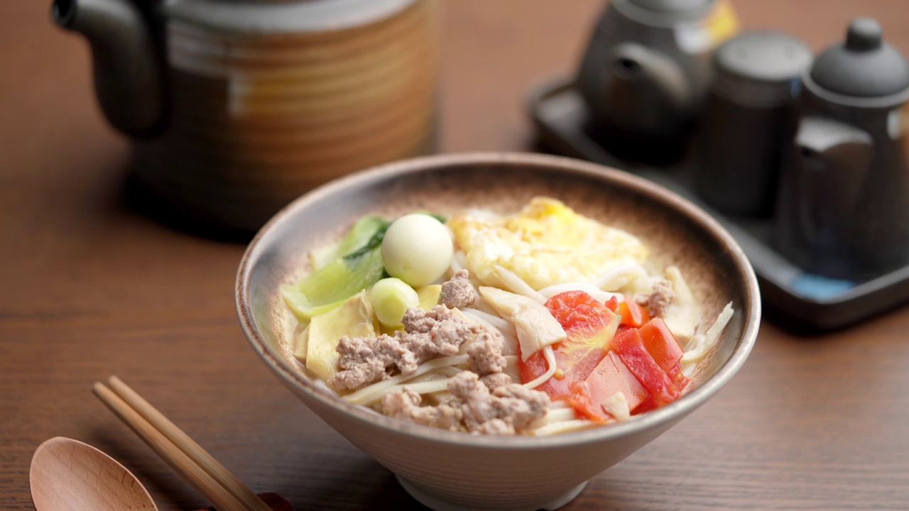 中国传统美食三鲜米线视频素材