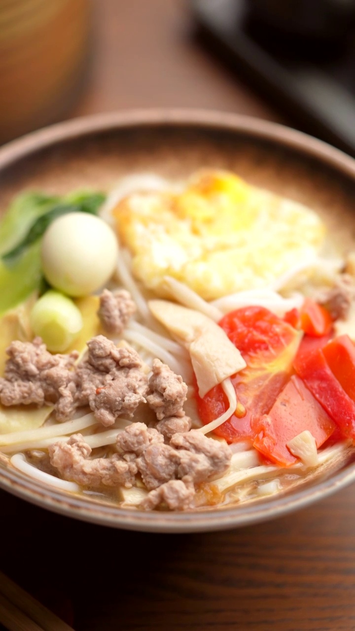 中国传统美食三鲜米线视频素材