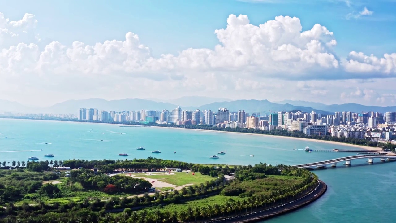 海南省三亚市天涯区三亚湾凤凰岛沿海风光航拍视频下载
