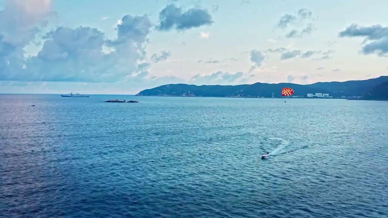 海南省三亚市亚龙湾水上运动项目快艇拖曳伞航拍视频素材