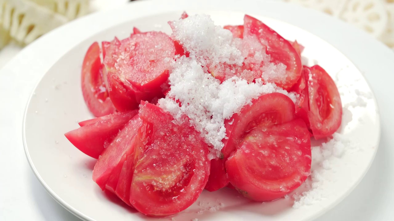 简单家庭甜品凉菜西红柿拌白糖视频素材