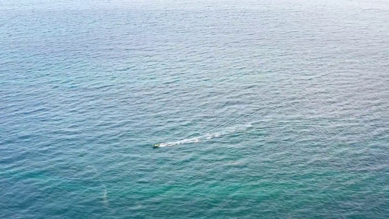 一艘快艇行驶在大海中视频素材