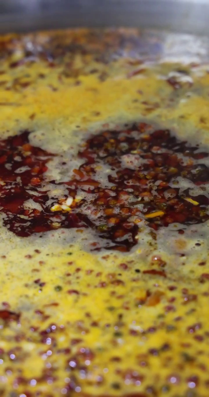 美食：沸腾的火锅锅底视频素材