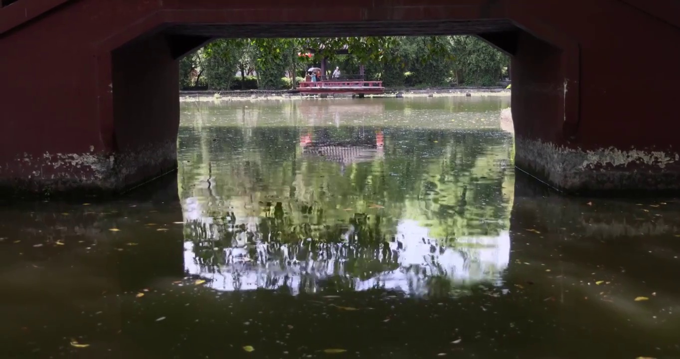 文物保护单位：成都郫都区望丛祠内湖水上的石拱桥视频素材