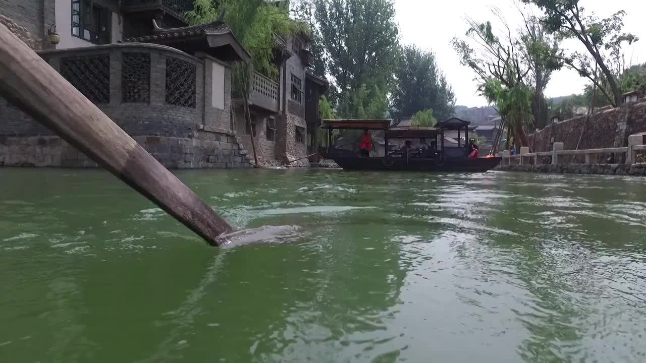 河中划动的船桨视频素材