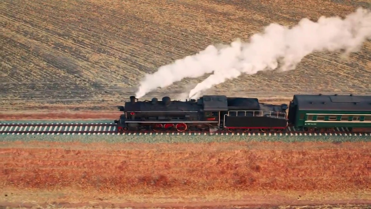 中国东北老式蒸汽机车火车日落航拍视频下载