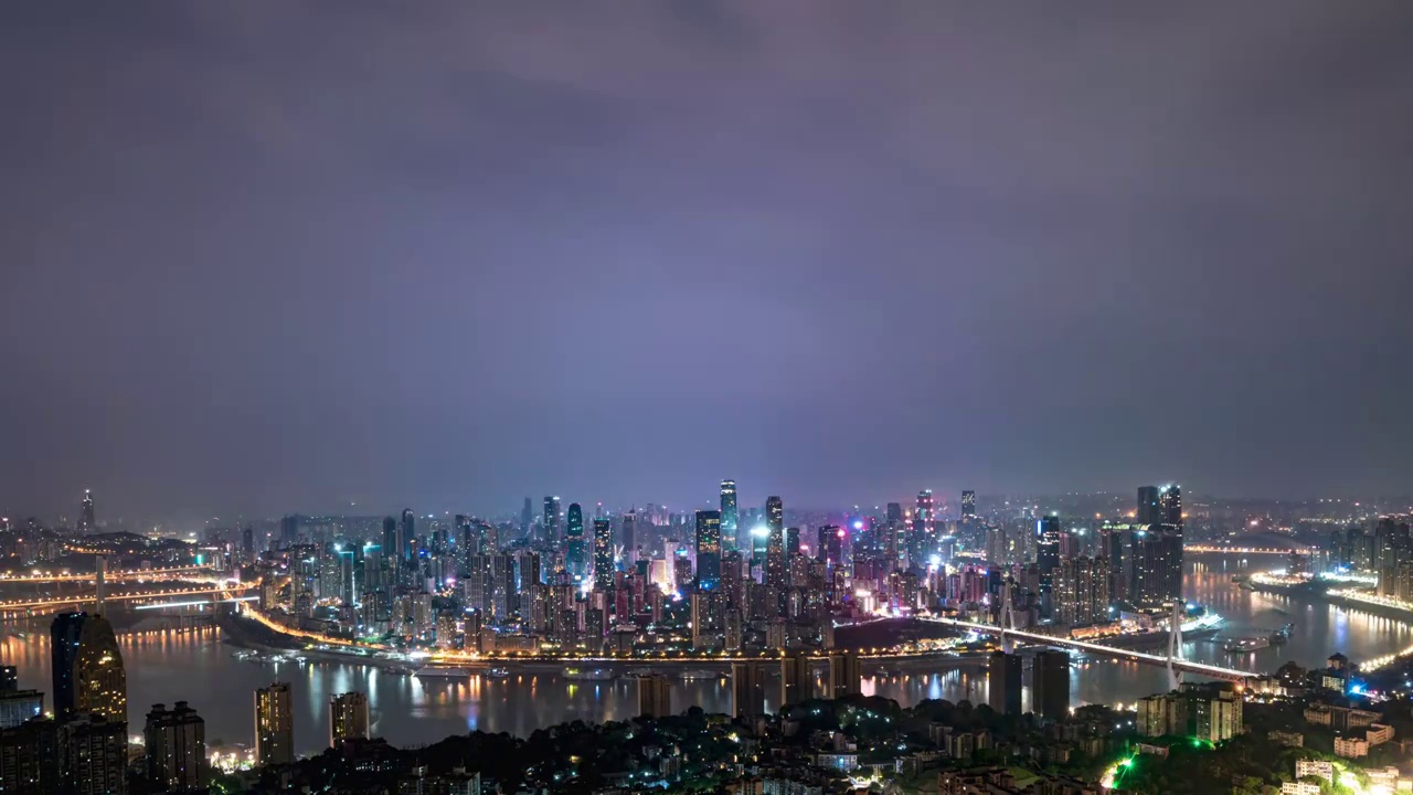 重庆渝中半岛夜晚风雨延迟视频素材