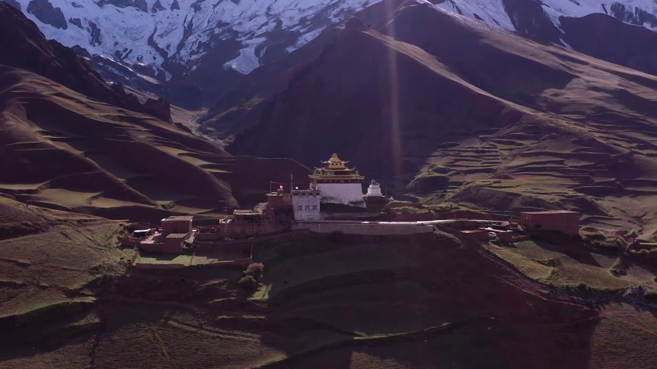 雪山前的小寺庙 逆光航拍视频下载